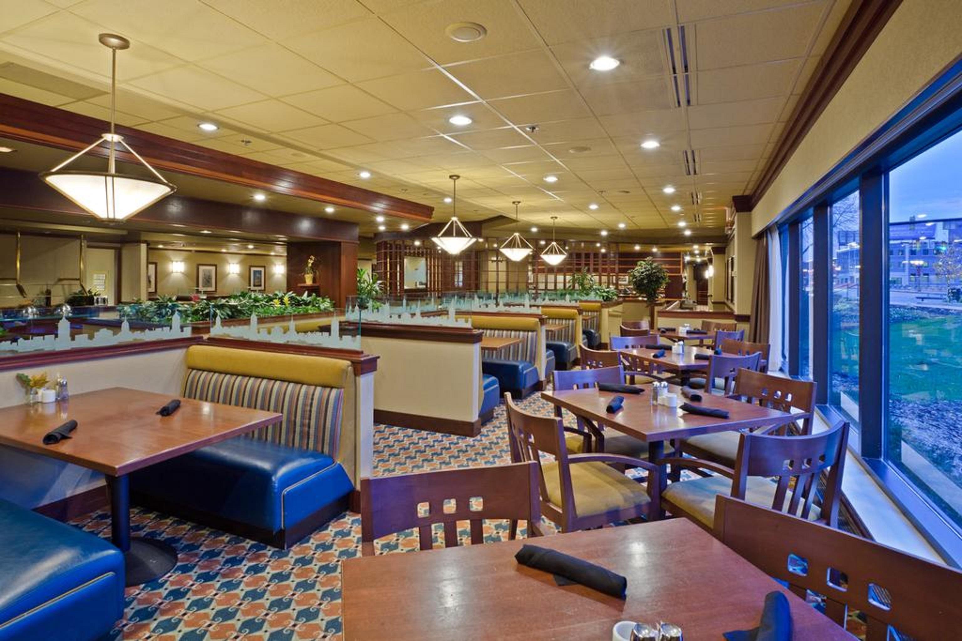 Hotel Doubletree By Hilton Lansing Esterno foto