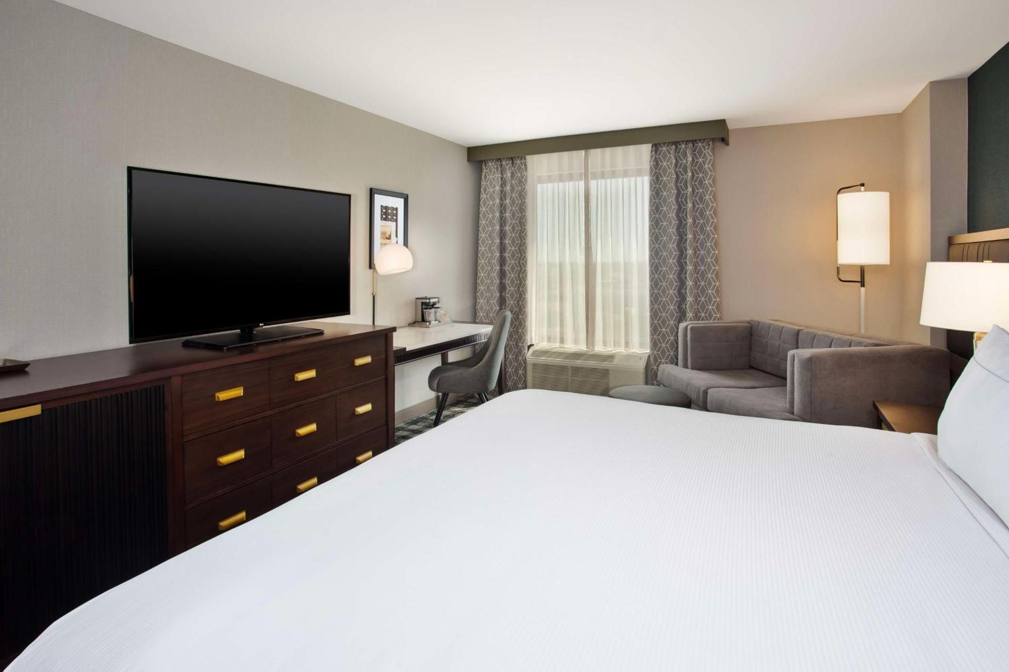 Hotel Doubletree By Hilton Lansing Esterno foto