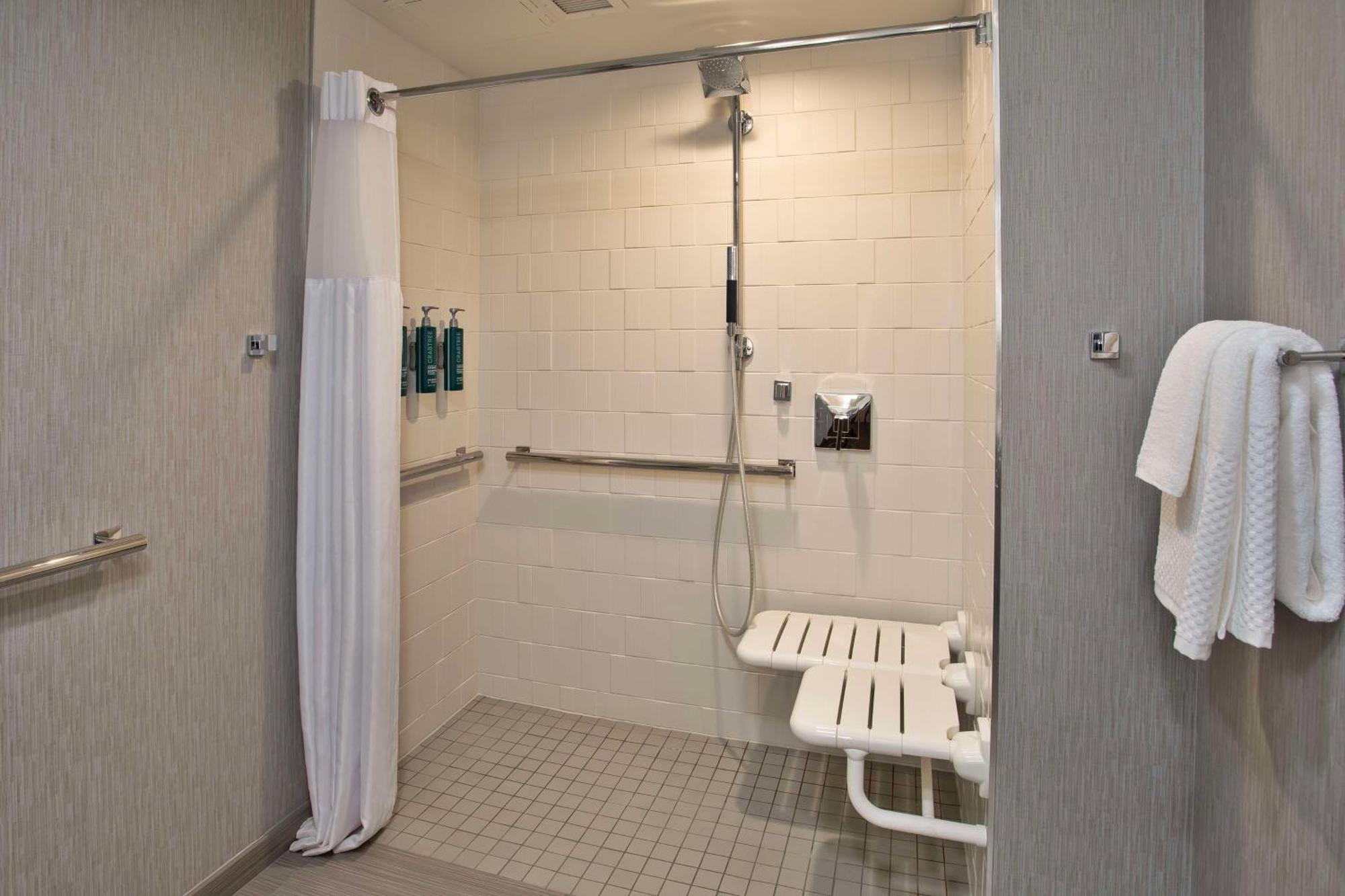 Hotel Doubletree By Hilton Lansing Esterno foto