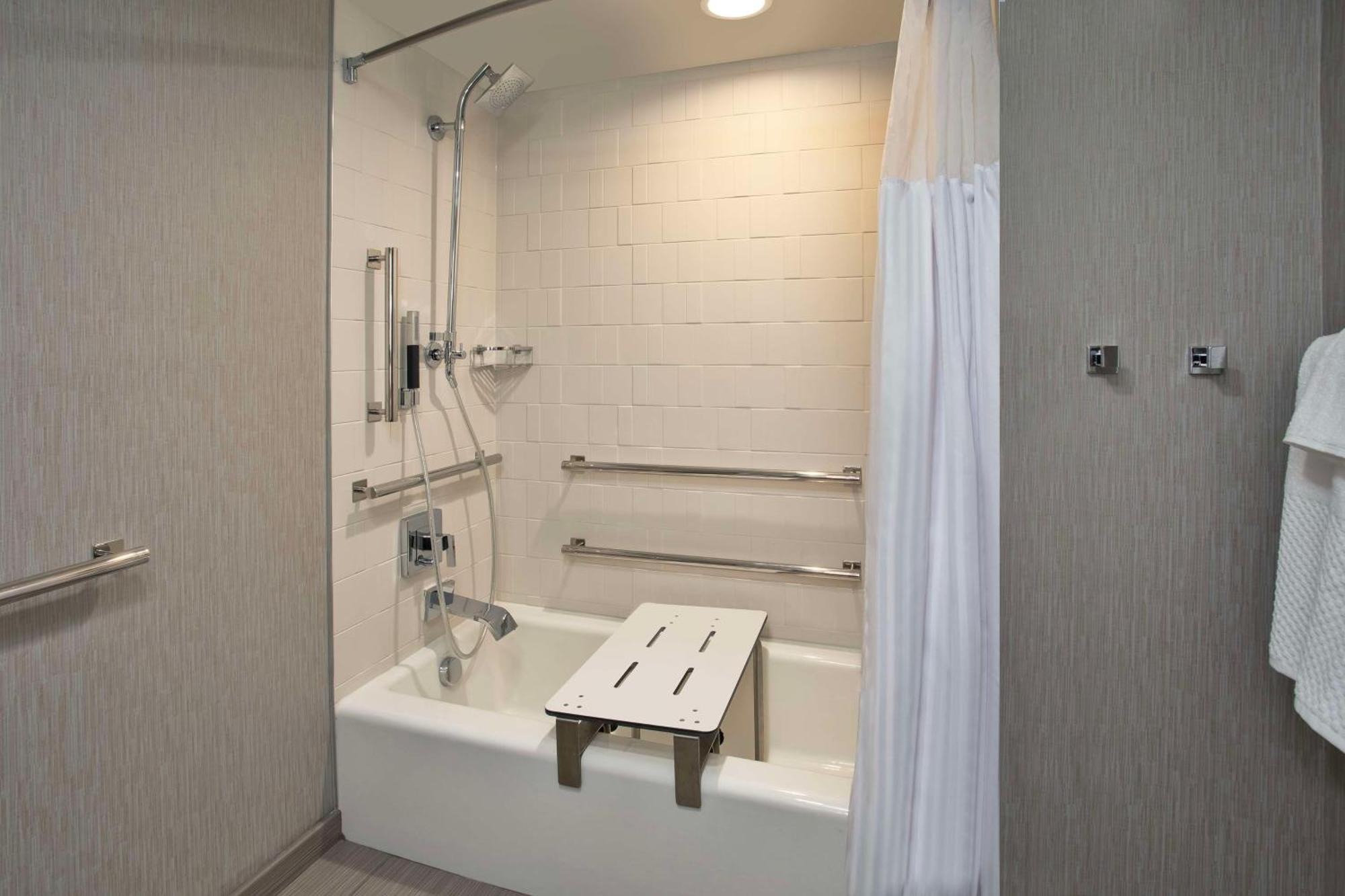Hotel Doubletree By Hilton Lansing Esterno foto