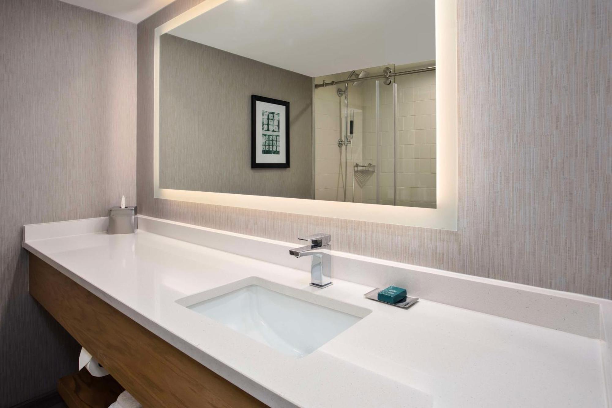 Hotel Doubletree By Hilton Lansing Esterno foto