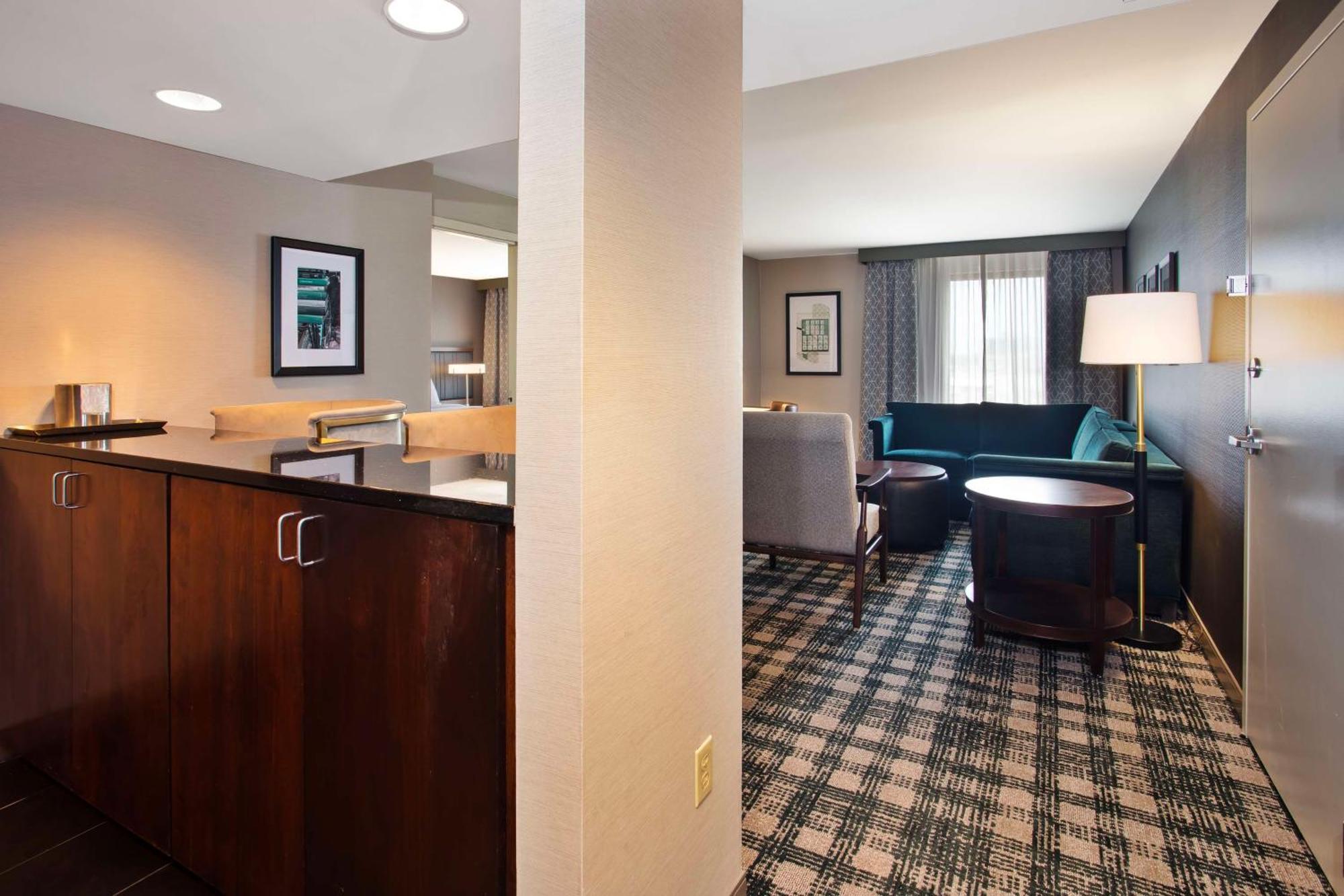 Hotel Doubletree By Hilton Lansing Esterno foto