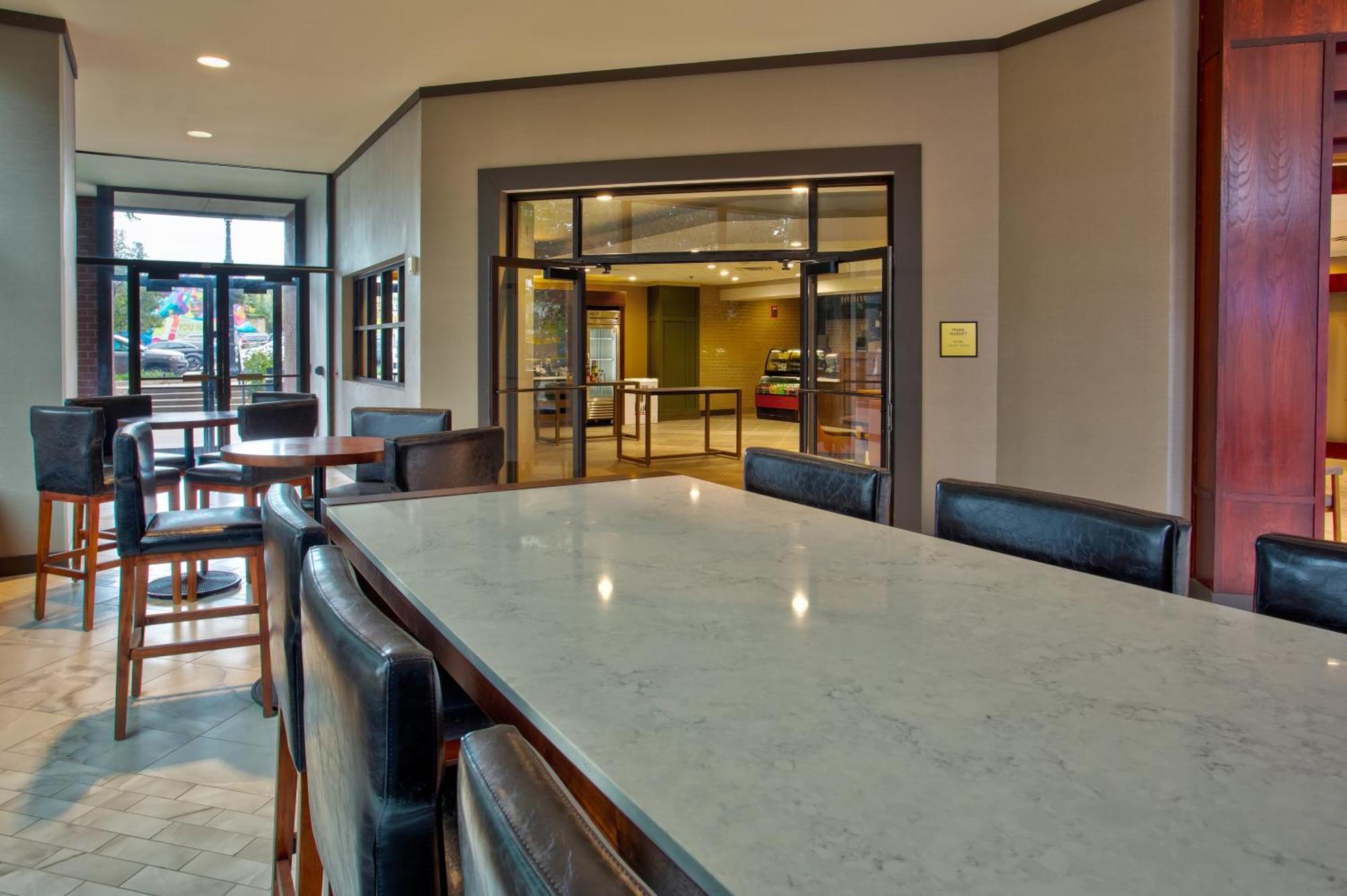 Hotel Doubletree By Hilton Lansing Esterno foto