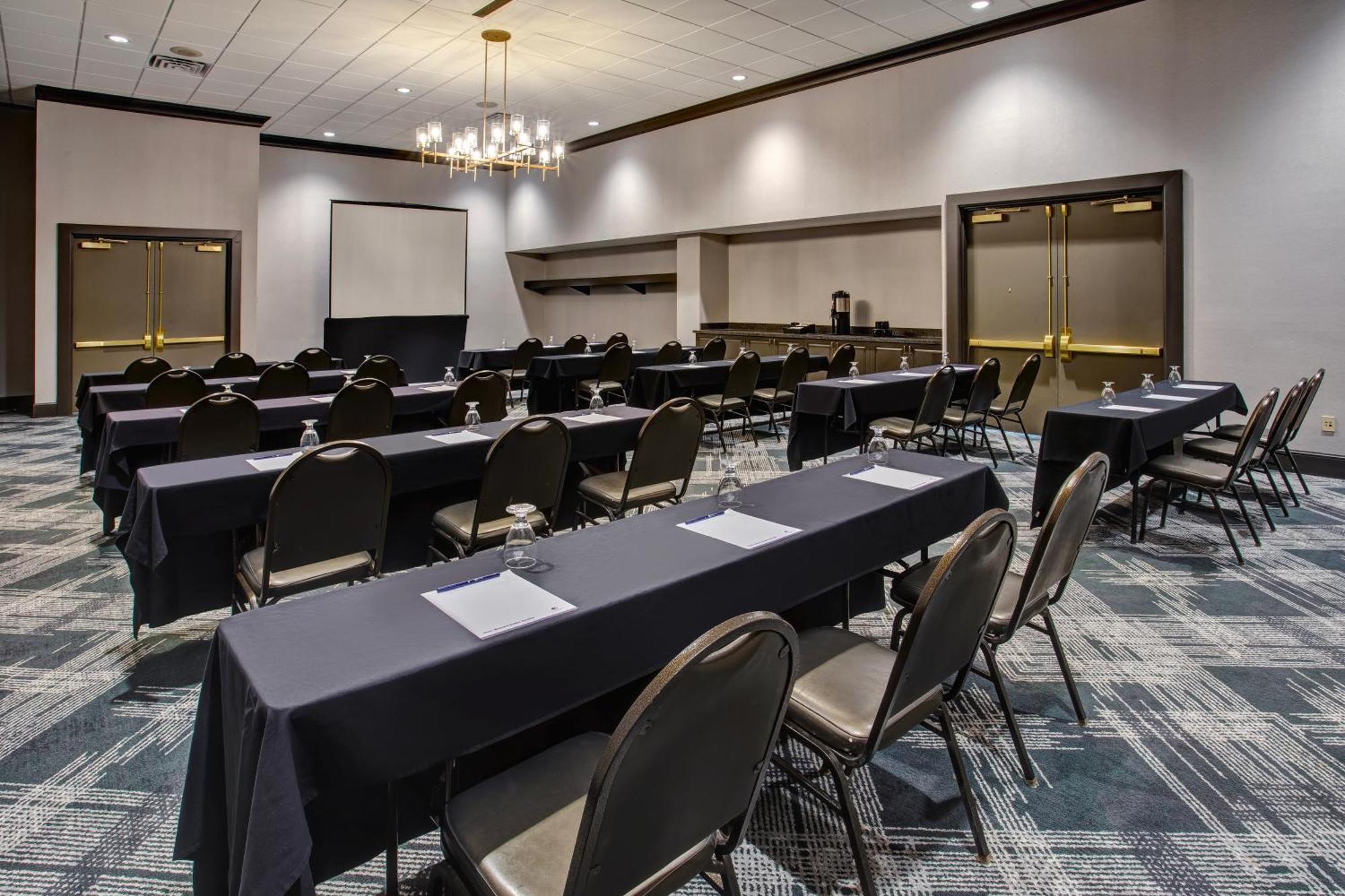 Hotel Doubletree By Hilton Lansing Esterno foto