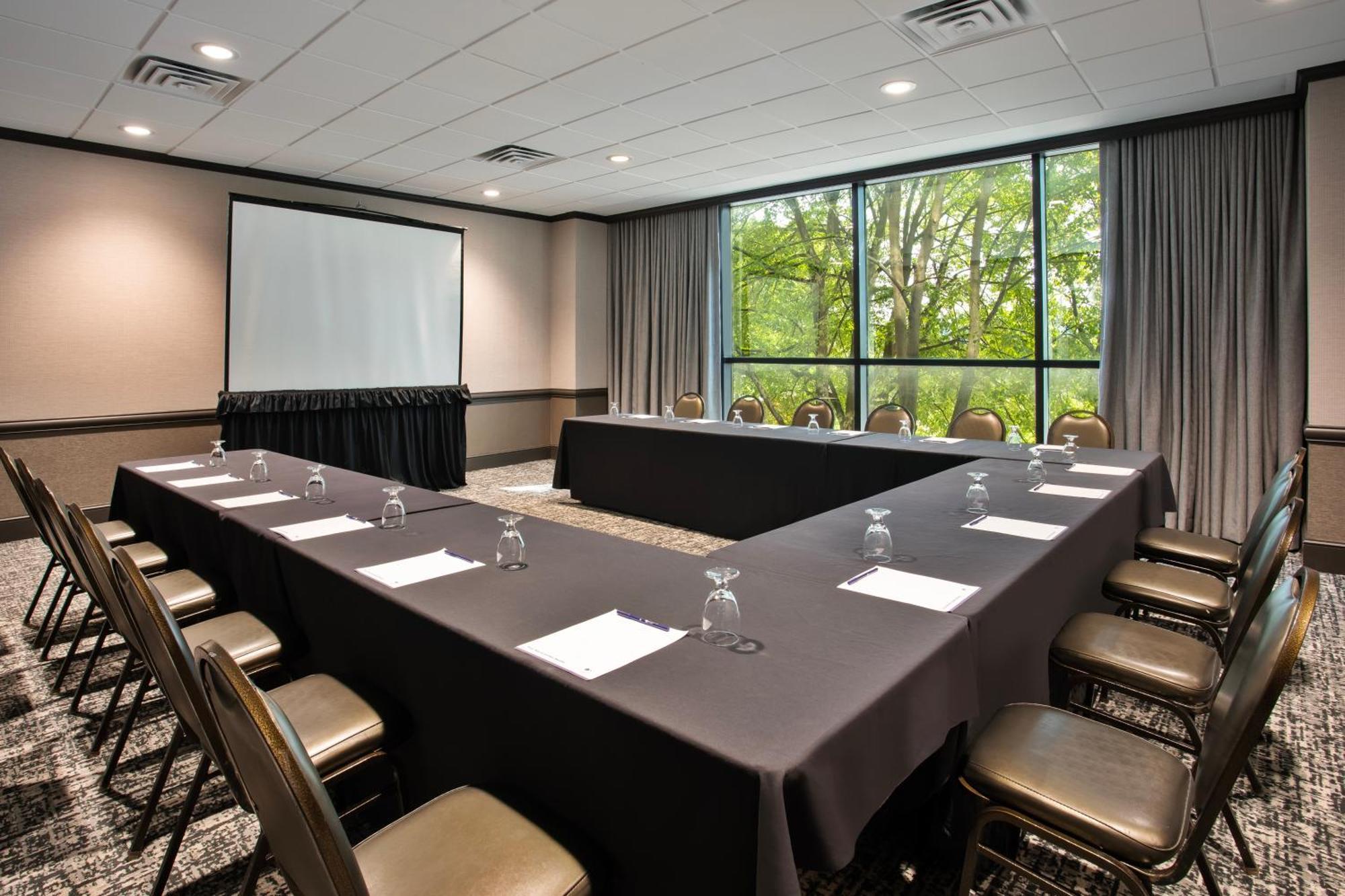 Hotel Doubletree By Hilton Lansing Esterno foto