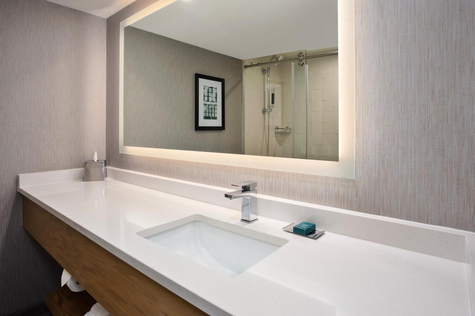 Hotel Doubletree By Hilton Lansing Esterno foto
