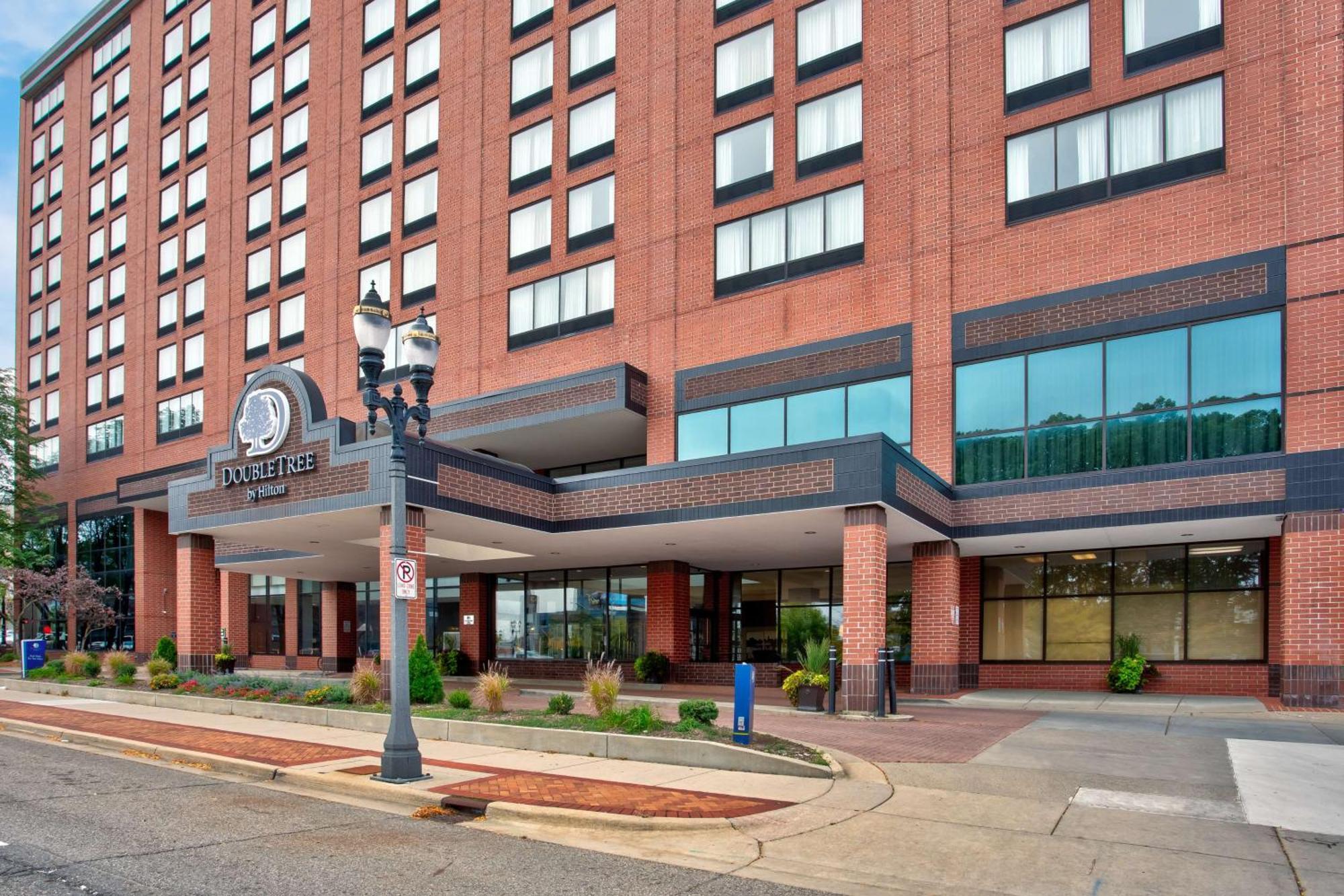 Hotel Doubletree By Hilton Lansing Esterno foto